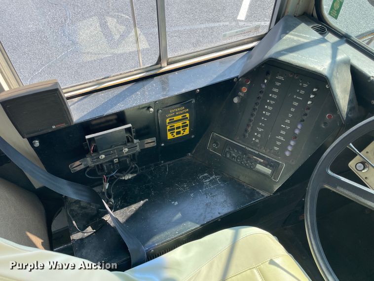 image for item JQ9748 1996 Ford B800  school bus