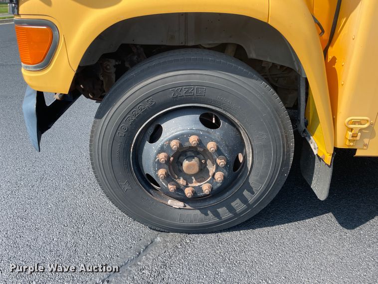 image for item JQ9748 1996 Ford B800  school bus