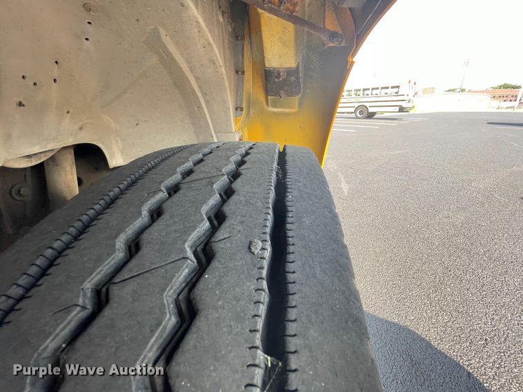 image for item JQ9748 1996 Ford B800  school bus