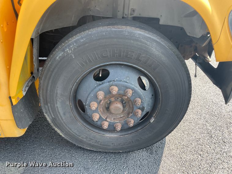 image for item JQ9748 1996 Ford B800  school bus