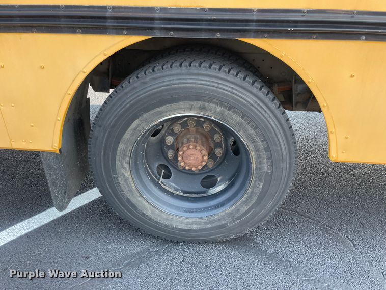 image for item JQ9748 1996 Ford B800  school bus