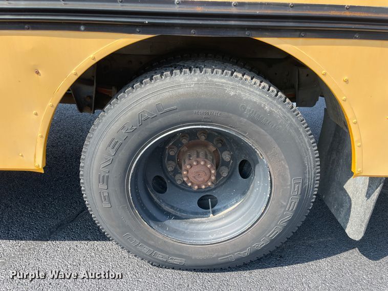 image for item JQ9748 1996 Ford B800  school bus