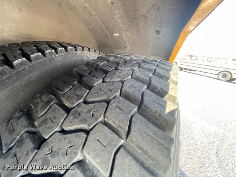 image for item JQ9748 1996 Ford B800  school bus