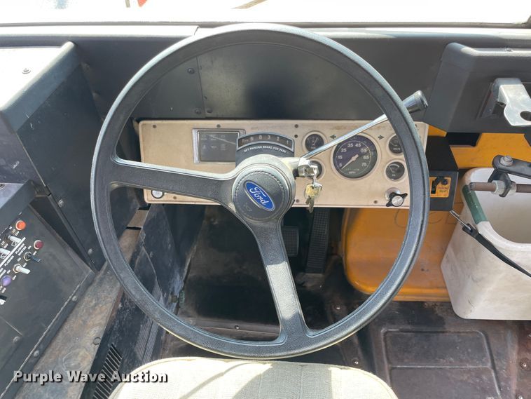 image for item JQ9750 1993 Ford B700  school bus