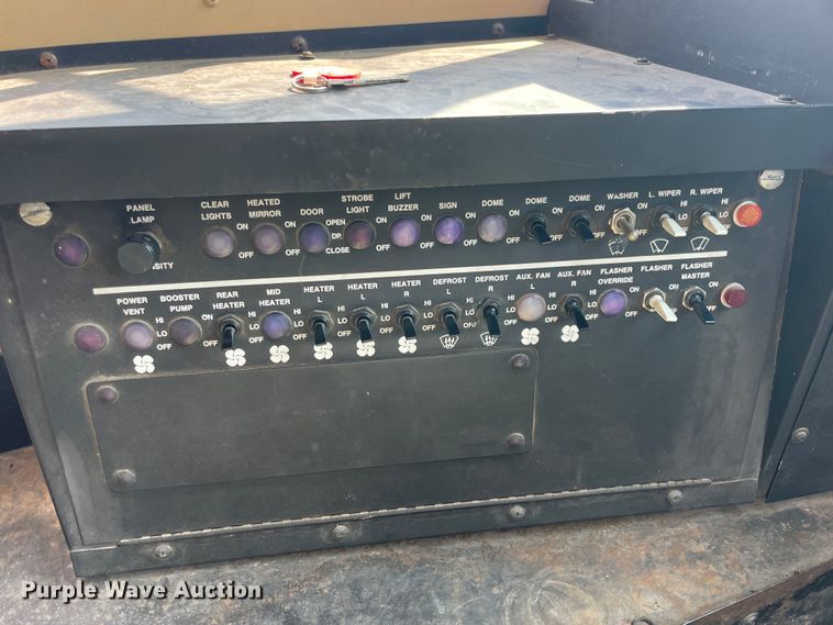 image for item JQ9750 1993 Ford B700  school bus