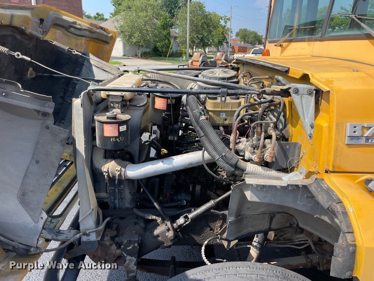 image for item JQ9750 1993 Ford B700  school bus