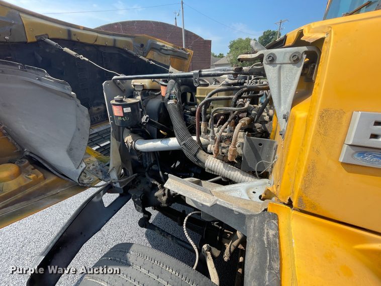 image for item JQ9750 1993 Ford B700  school bus