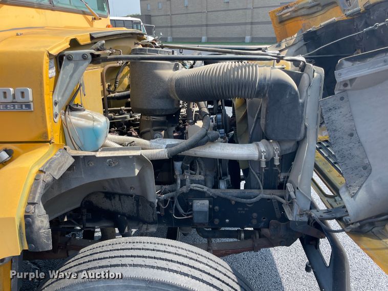 image for item JQ9750 1993 Ford B700  school bus