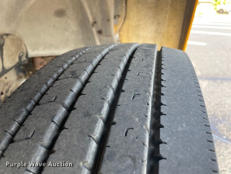 image for item JQ9750 1993 Ford B700  school bus