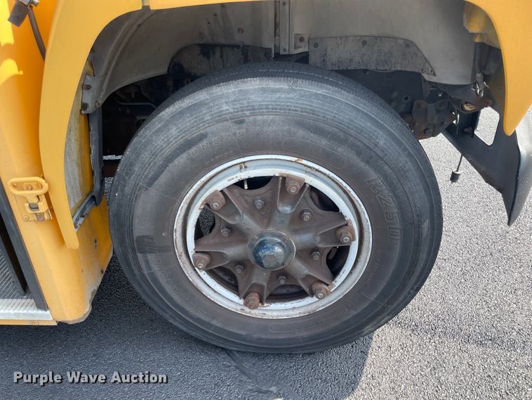 image for item JQ9750 1993 Ford B700  school bus