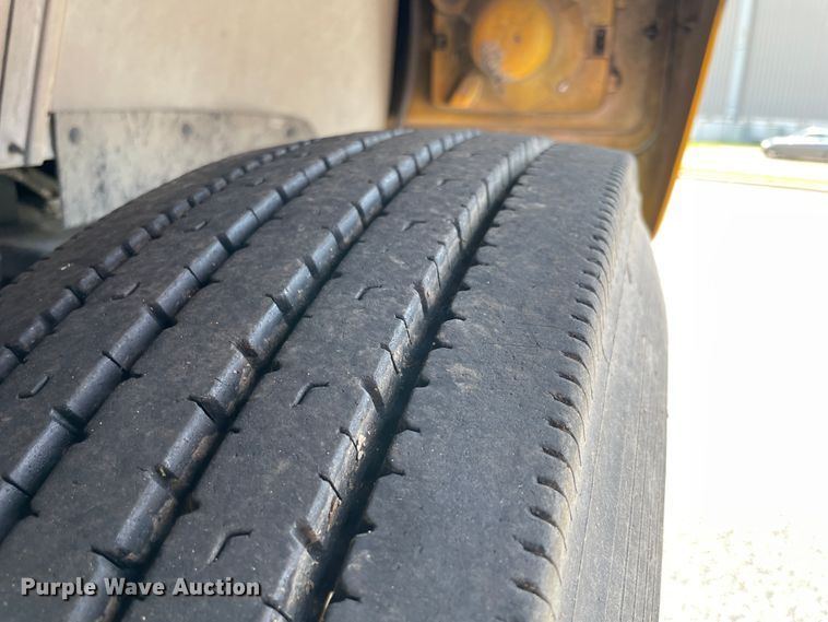 image for item JQ9750 1993 Ford B700  school bus