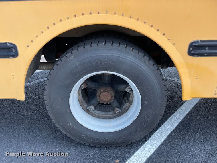 image for item JQ9750 1993 Ford B700  school bus