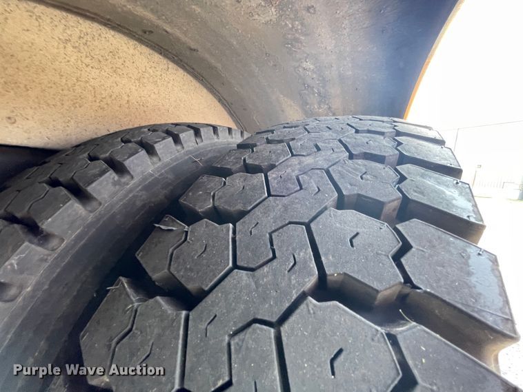 image for item JQ9750 1993 Ford B700  school bus