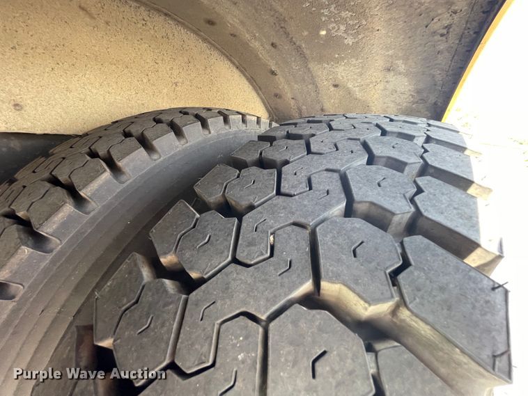 image for item JQ9750 1993 Ford B700  school bus