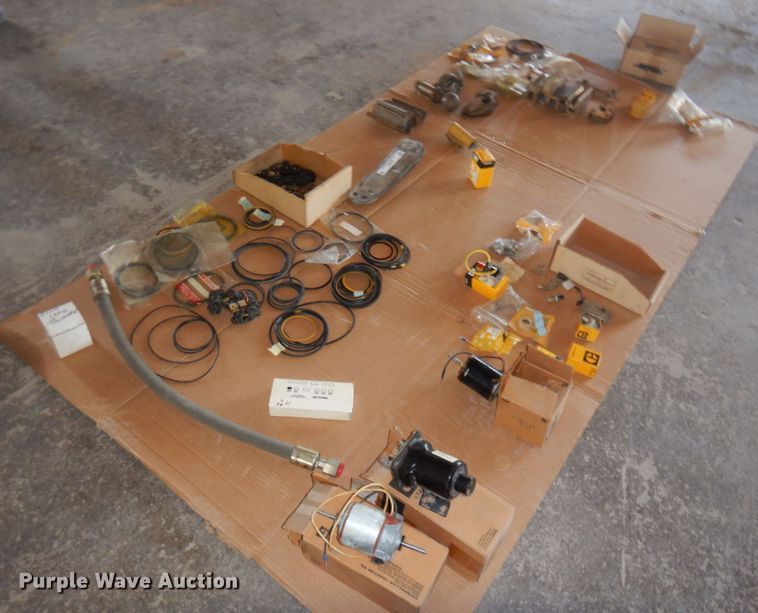 image for item JZ9863 Caterpillar motor grader parts