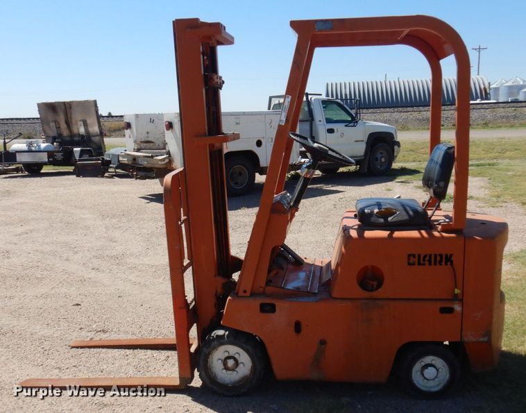 image for item JZ9864 Clark C500S30  forklift