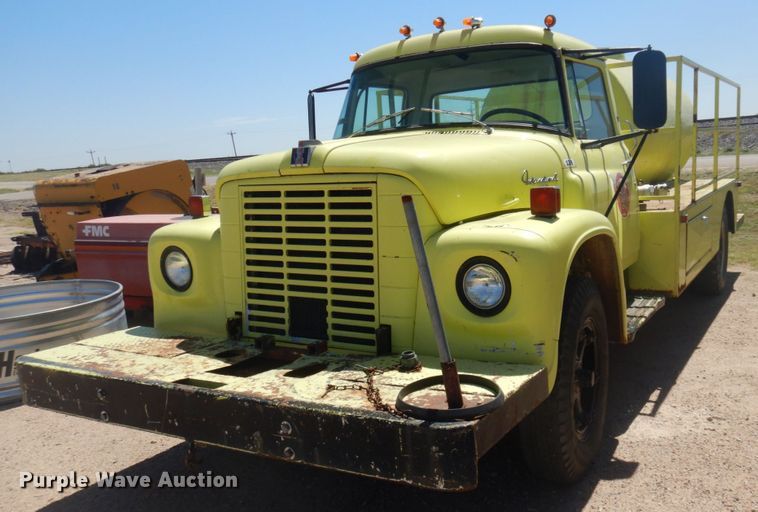 image for item JZ9875 1970 International Loadstar 1600  water truck