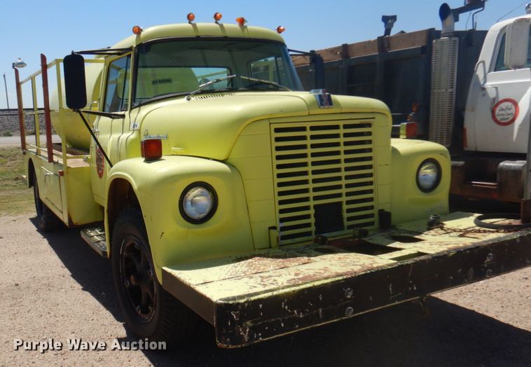 image for item JZ9875 1970 International Loadstar 1600  water truck