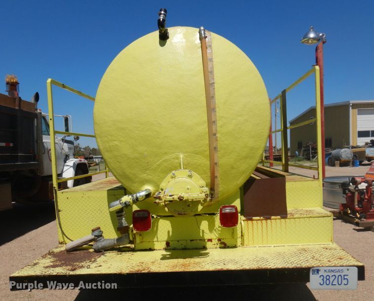 image for item JZ9875 1970 International Loadstar 1600  water truck