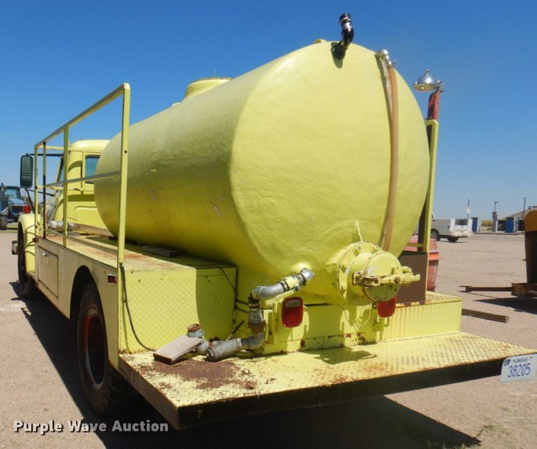 image for item JZ9875 1970 International Loadstar 1600  water truck