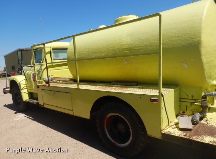 image for item JZ9875 1970 International Loadstar 1600  water truck