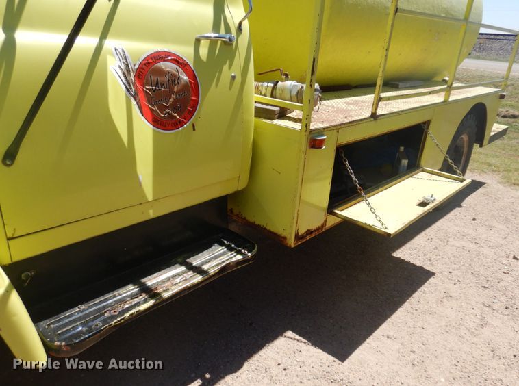 image for item JZ9875 1970 International Loadstar 1600  water truck