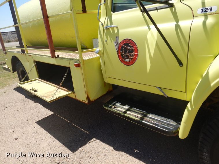 image for item JZ9875 1970 International Loadstar 1600  water truck