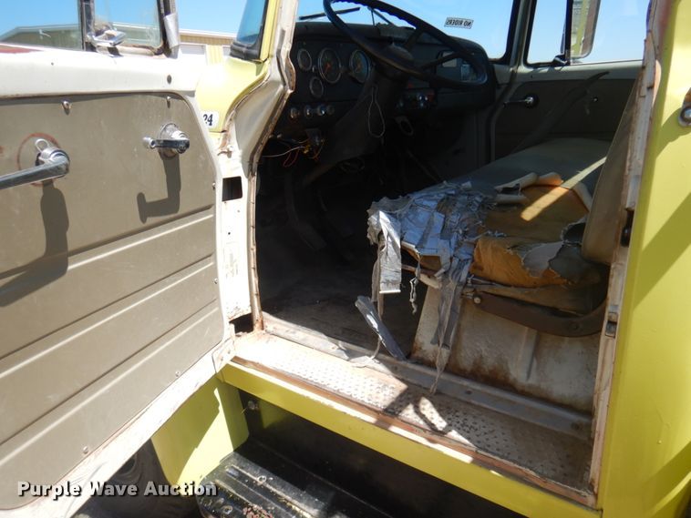 image for item JZ9875 1970 International Loadstar 1600  water truck