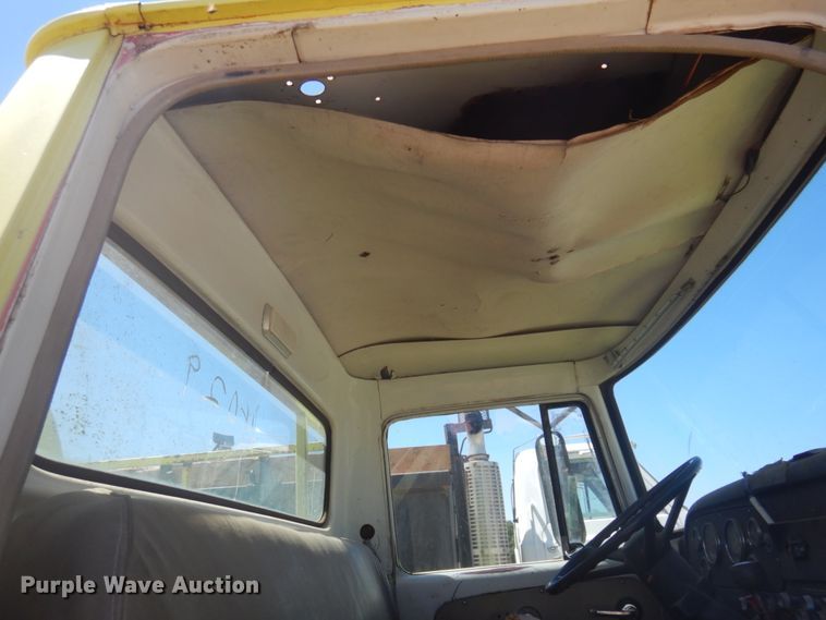 image for item JZ9875 1970 International Loadstar 1600  water truck