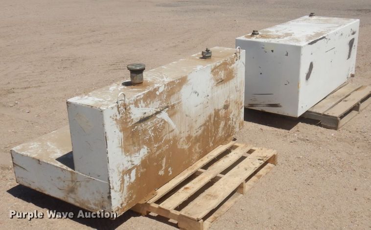 image for item JZ9883 (2) fuel tanks