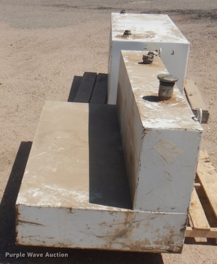 image for item JZ9883 (2) fuel tanks