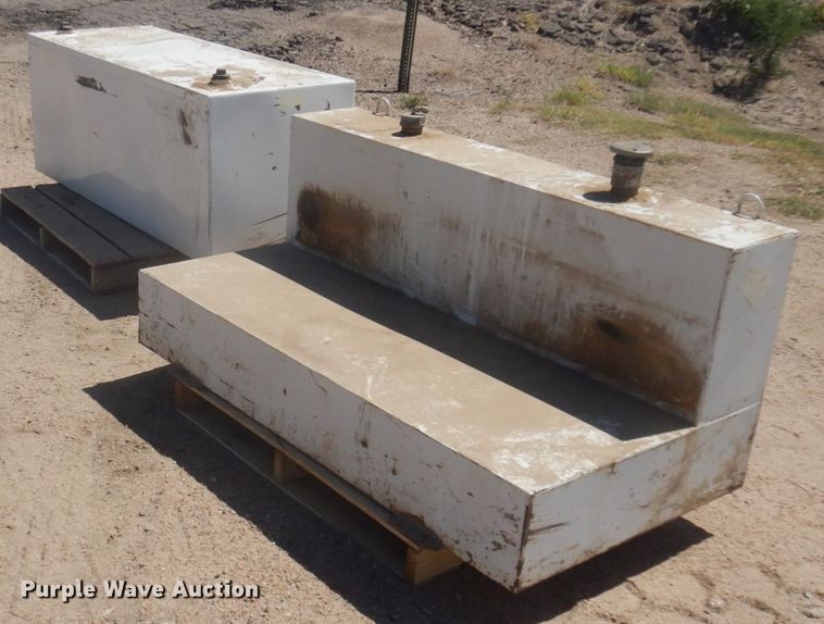 image for item JZ9883 (2) fuel tanks