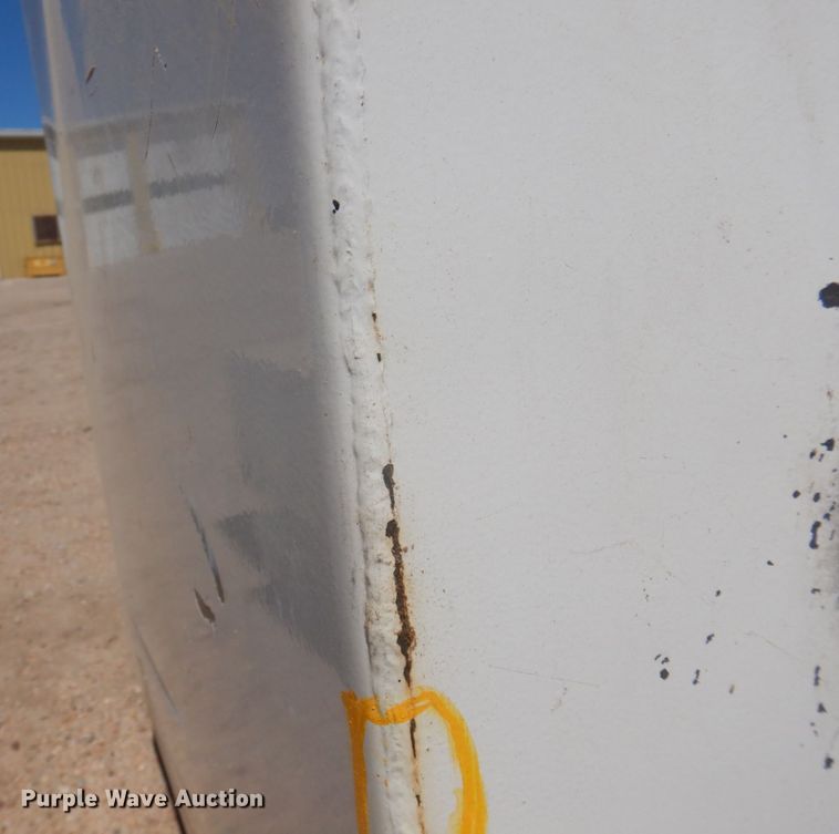 image for item JZ9883 (2) fuel tanks