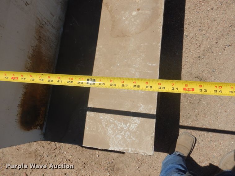 image for item JZ9883 (2) fuel tanks