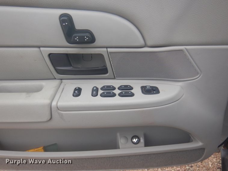 image for item JZ9893 2004 Ford Crown Victoria