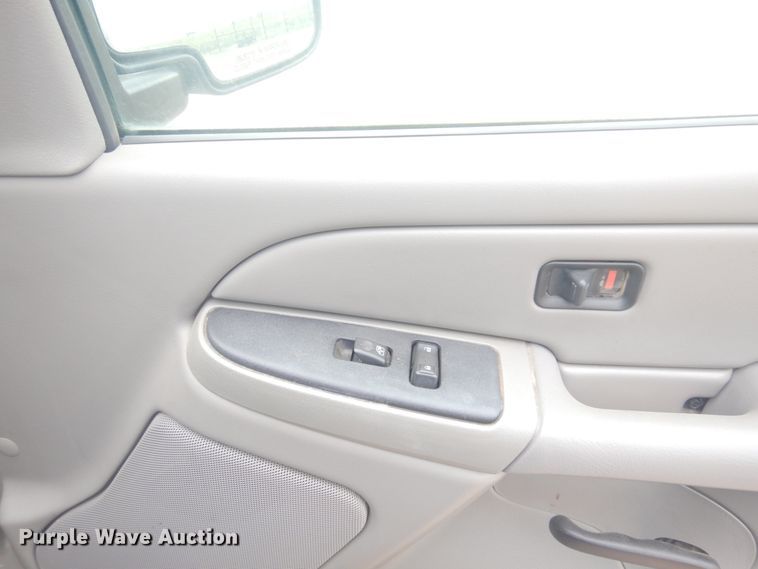 image for item JZ9894 2006 Chevrolet Suburban  SUV