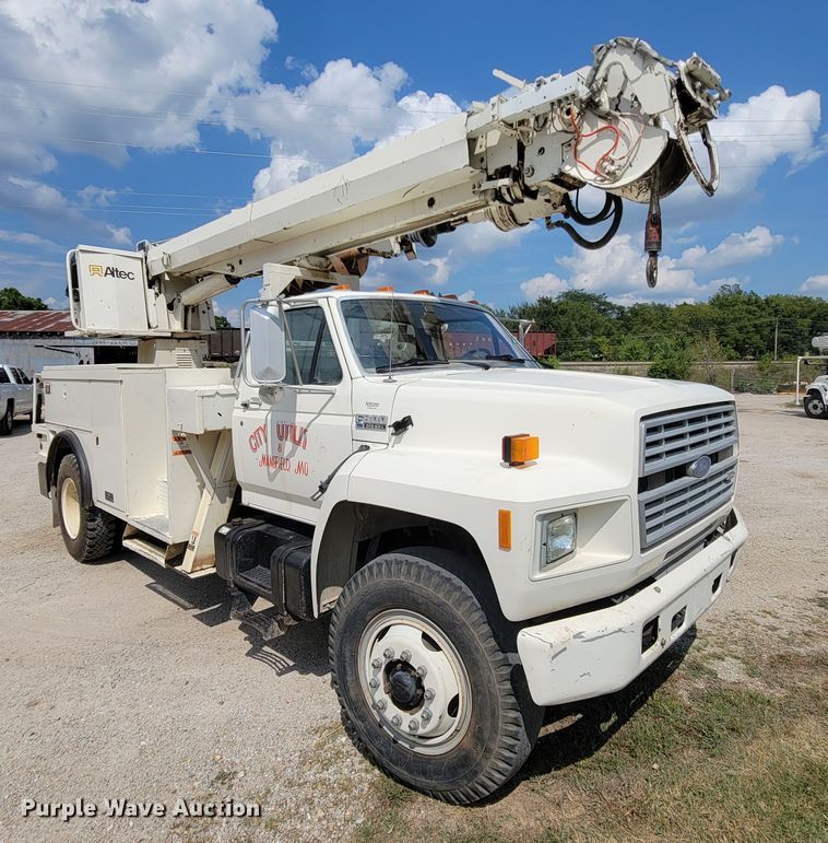 image for item KD9447 1993 Ford F800  digger derrick truck