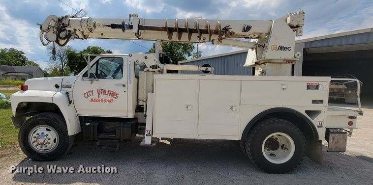 image for item KD9447 1993 Ford F800  digger derrick truck