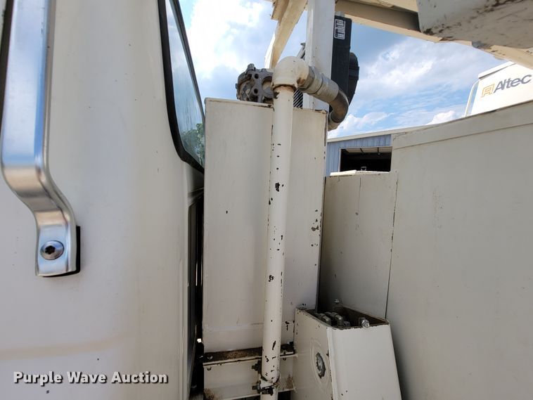 image for item KD9447 1993 Ford F800  digger derrick truck