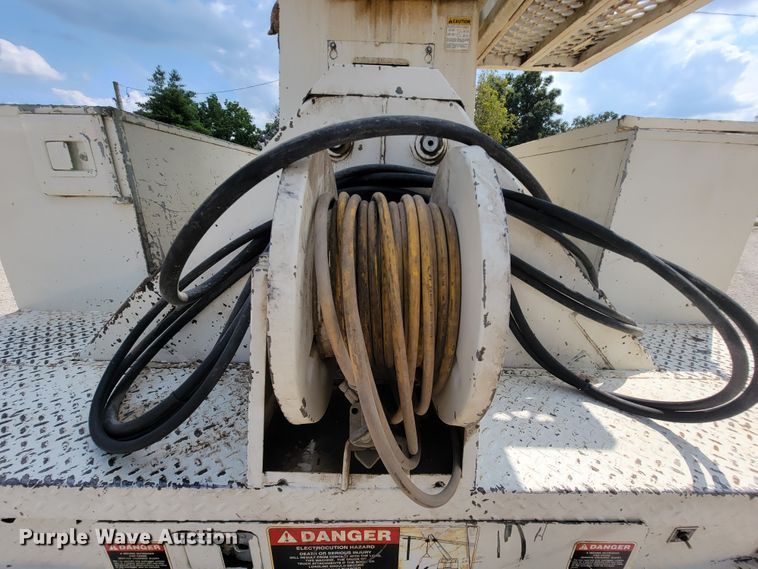 image for item KD9447 1993 Ford F800  digger derrick truck