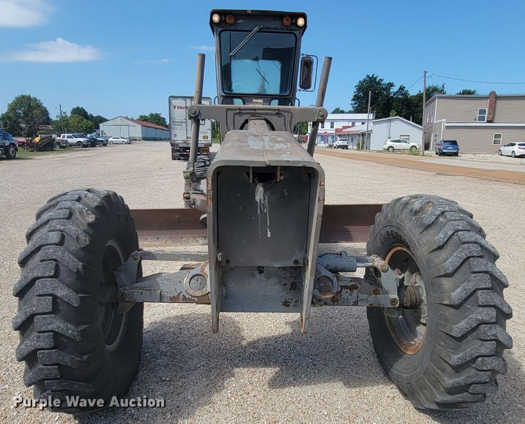 image for item KD9481 1982 John Deere 570A  motor grader