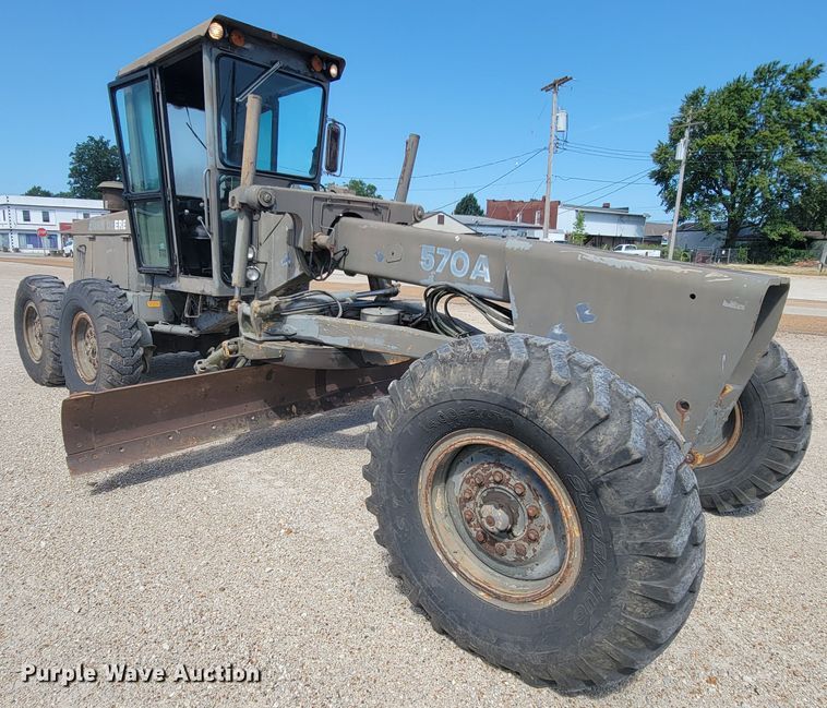 image for item KD9481 1982 John Deere 570A  motor grader