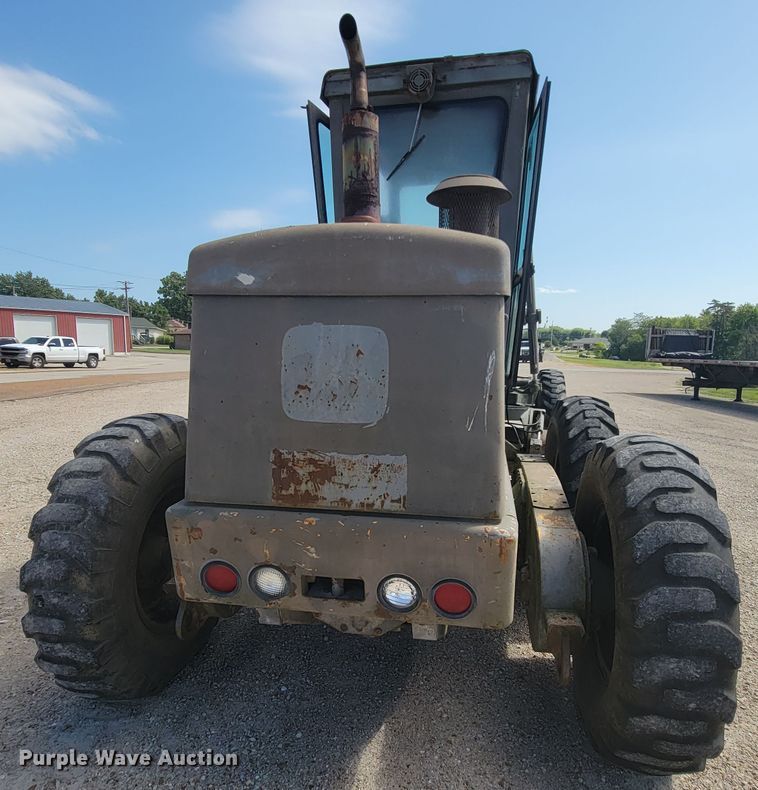 image for item KD9481 1982 John Deere 570A  motor grader