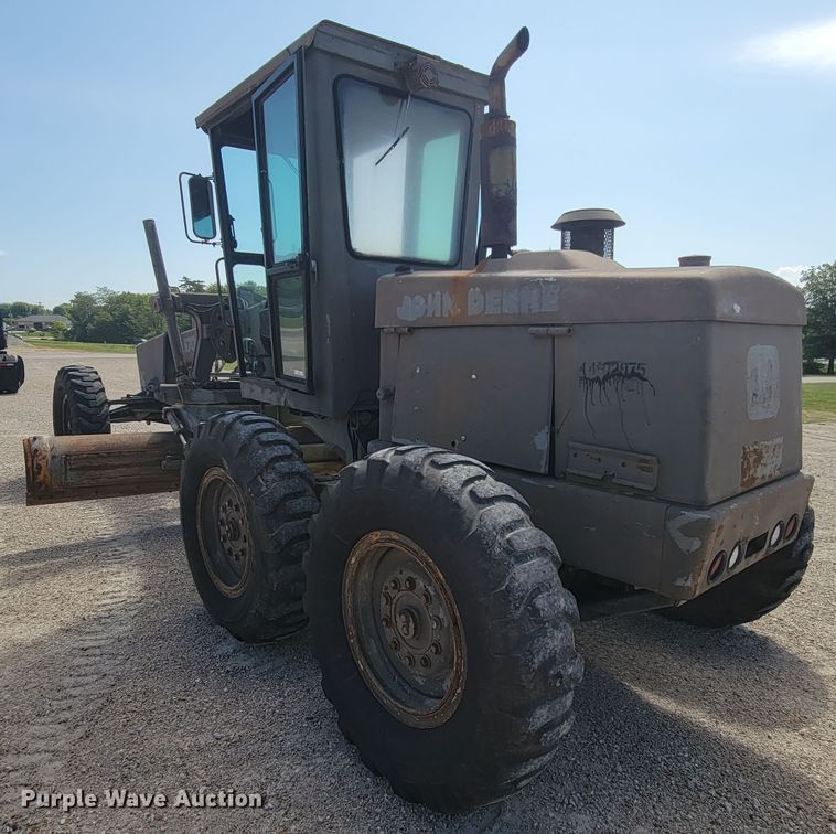 image for item KD9481 1982 John Deere 570A  motor grader