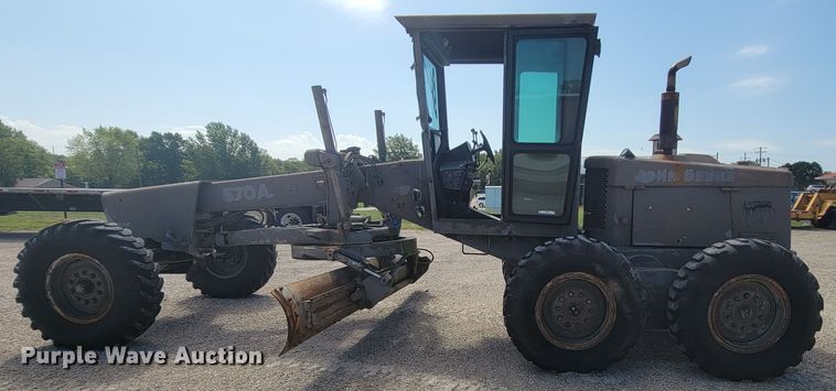 image for item KD9481 1982 John Deere 570A  motor grader