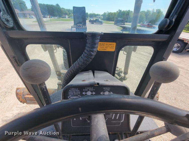 image for item KD9481 1982 John Deere 570A  motor grader