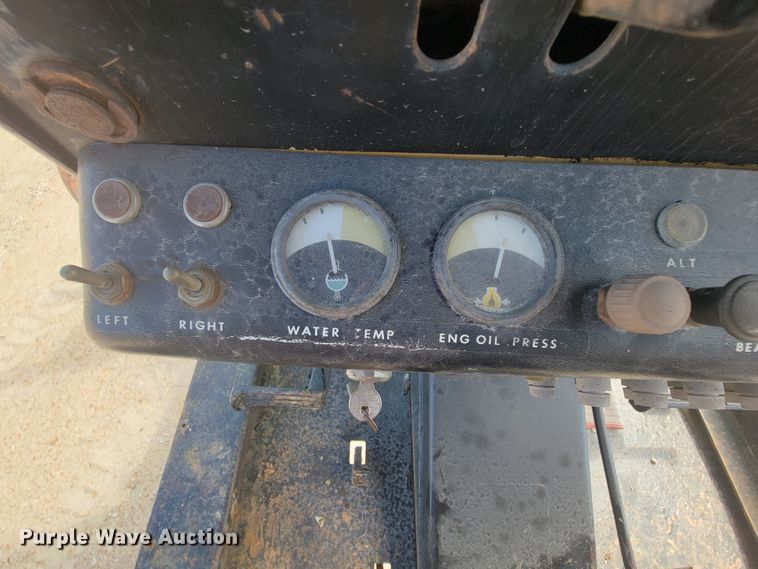 image for item KD9481 1982 John Deere 570A  motor grader