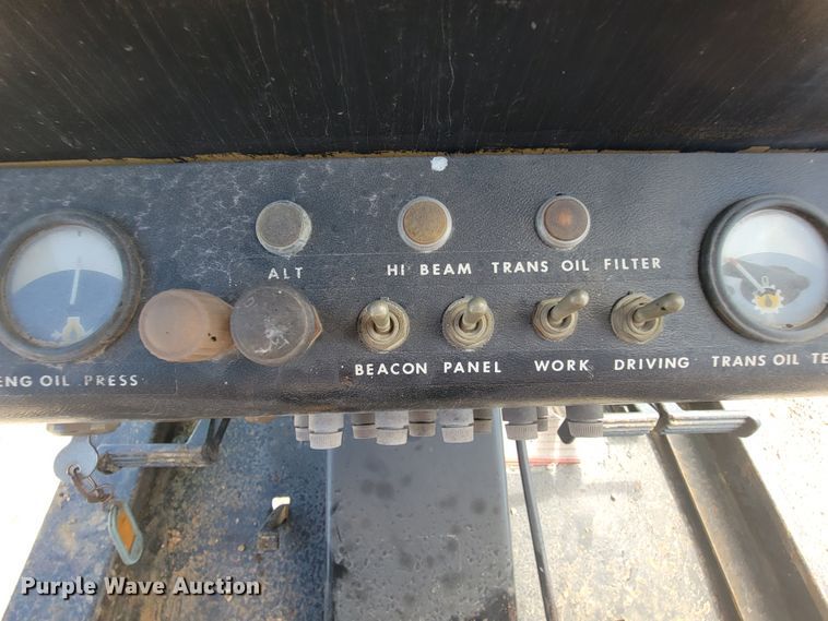 image for item KD9481 1982 John Deere 570A  motor grader