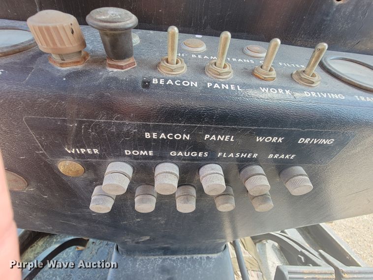 image for item KD9481 1982 John Deere 570A  motor grader