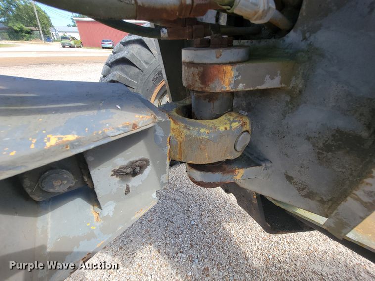 image for item KD9481 1982 John Deere 570A  motor grader